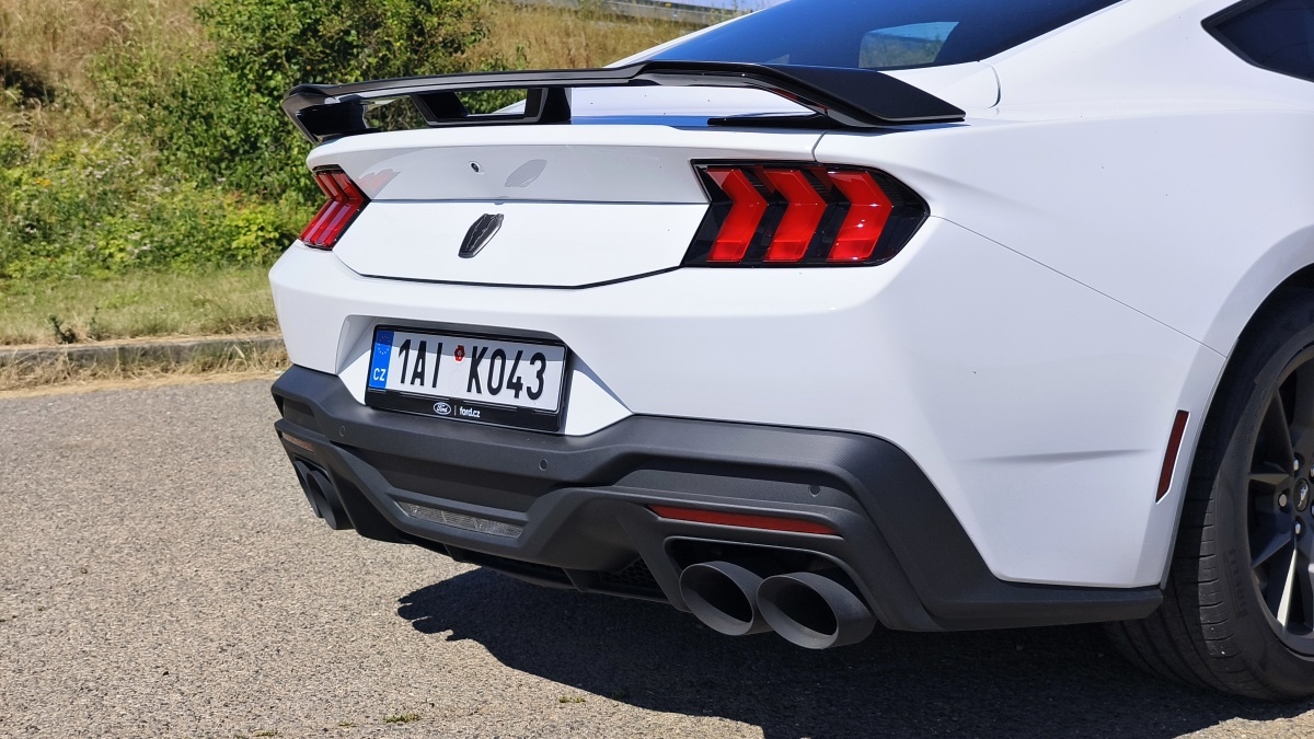 ford-mustang-dark-horse-2025-23