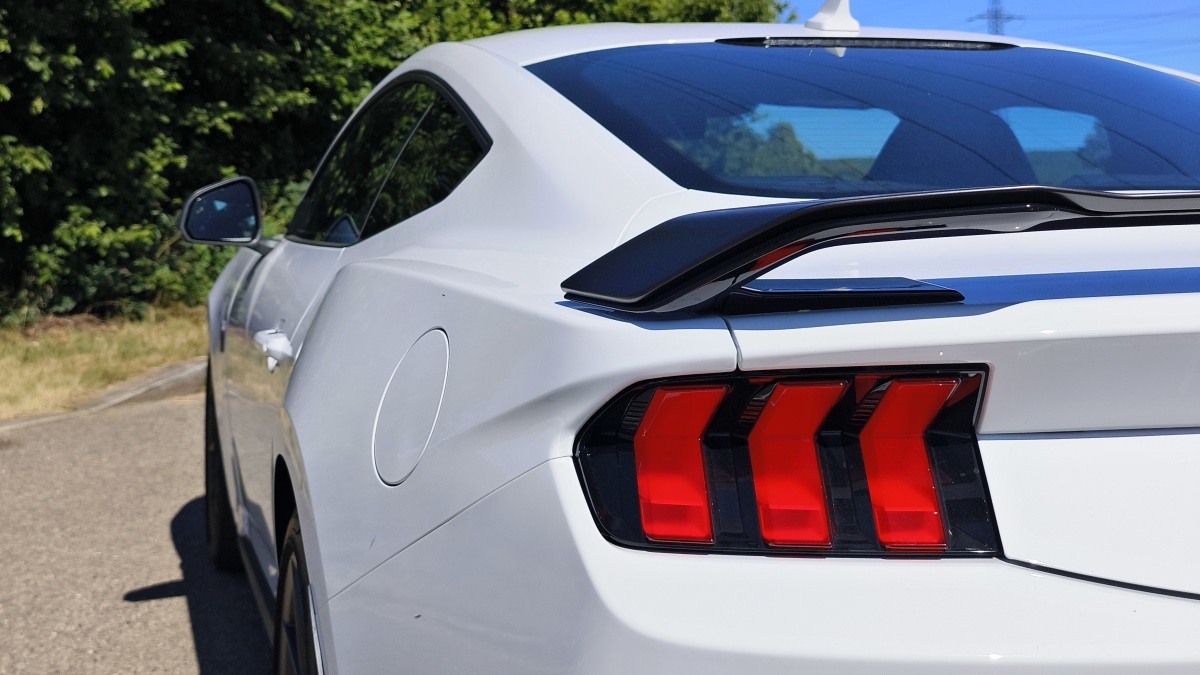 ford-mustang-dark-horse-2025-26