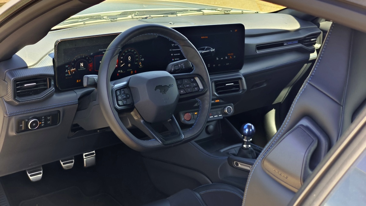 ford-mustang-dark-horse-2025-28