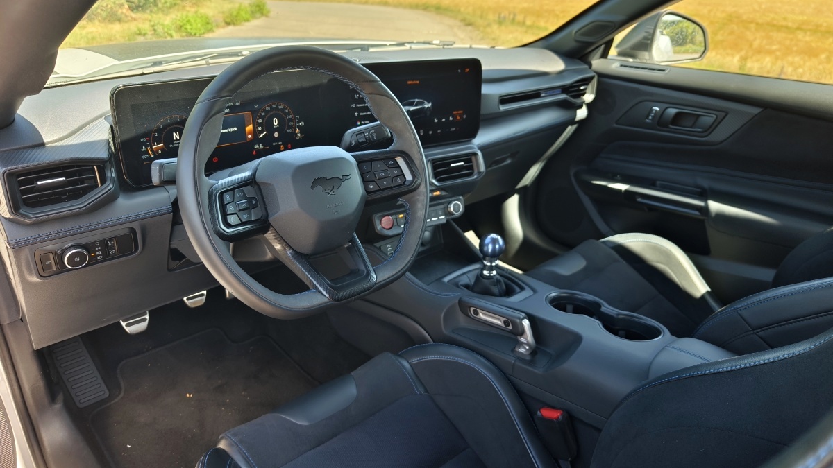 ford-mustang-dark-horse-2025-30