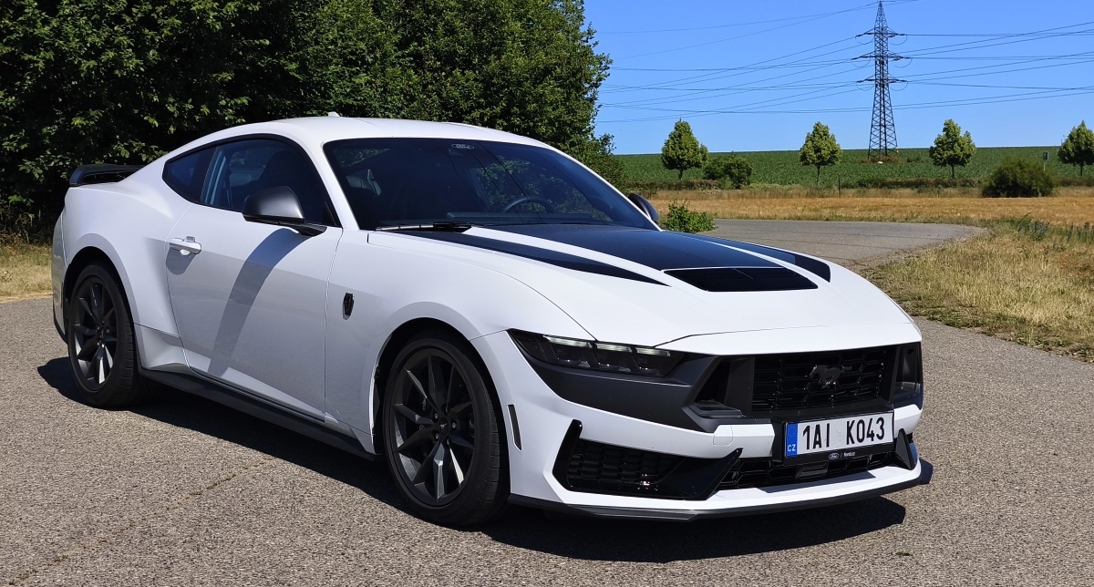 ford-mustang-dark-horse-2025-8