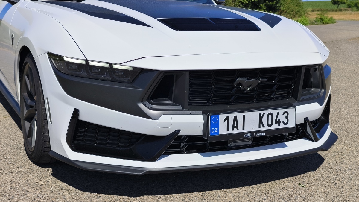 ford-mustang-dark-horse-2025-9