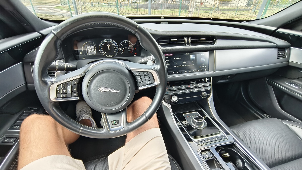jaguar-xf-sportbrake-38