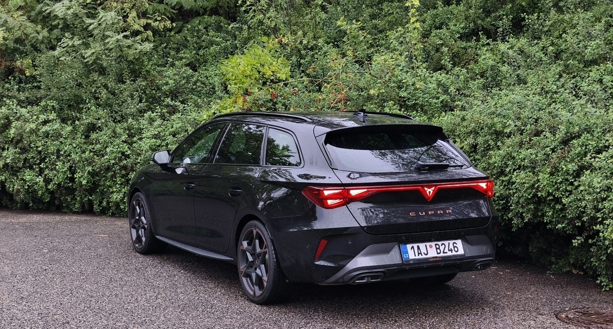 cupra-leon-sportstourer-2025-14