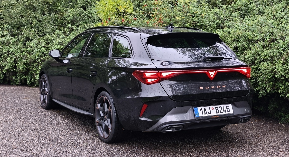 cupra-leon-sportstourer-2025-15