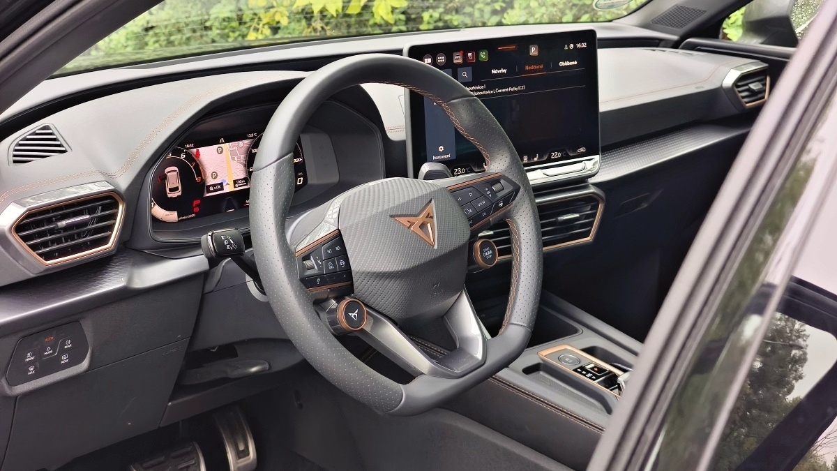 cupra-leon-sportstourer-2025-23