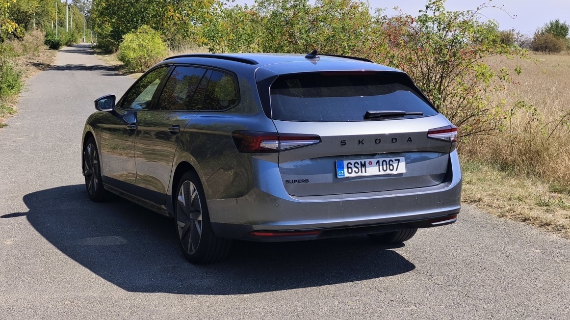 skoda-superb-spotline-2025-13