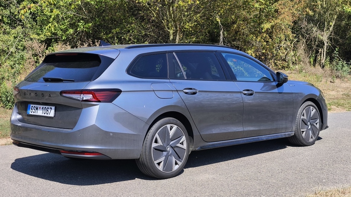 skoda-superb-spotline-2025-17