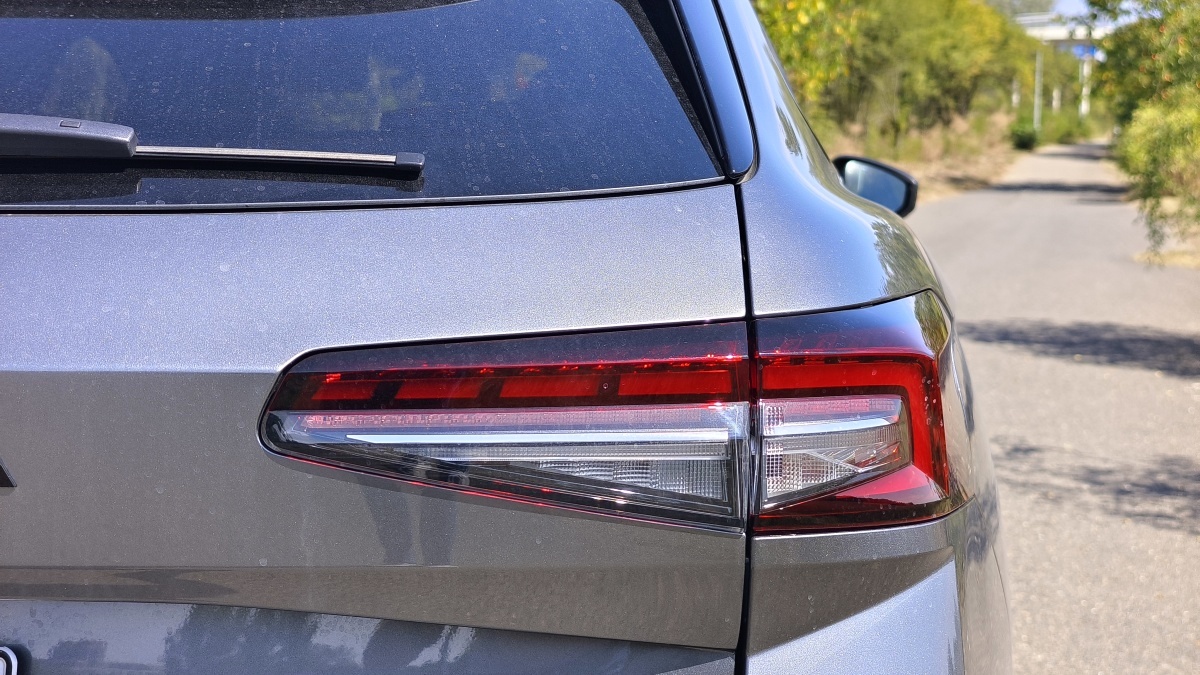 skoda-superb-spotline-2025-23