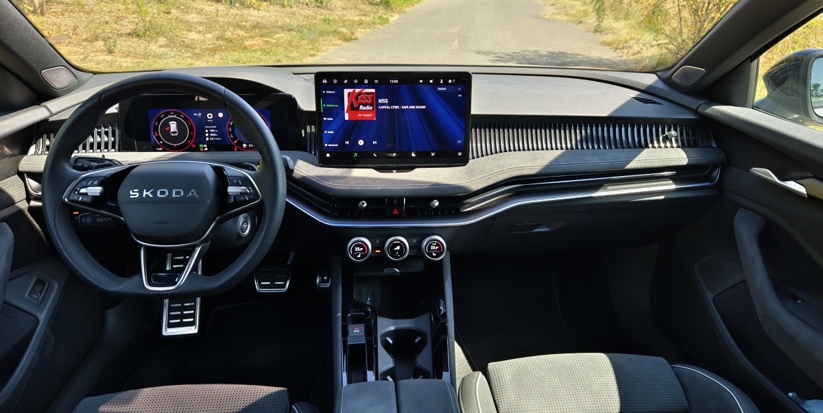skoda-superb-spotline-2025-32
