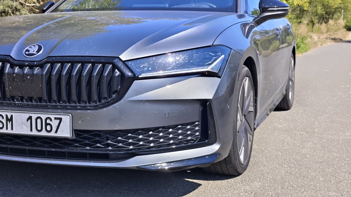 skoda-superb-spotline-2025-9