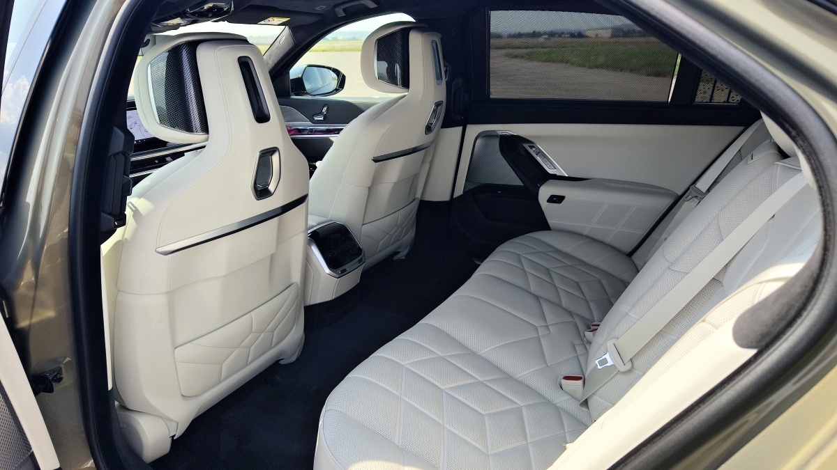 bmw-7-2025-23
