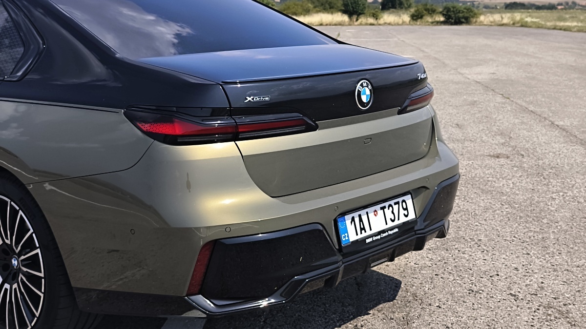 bmw-7-2025-44