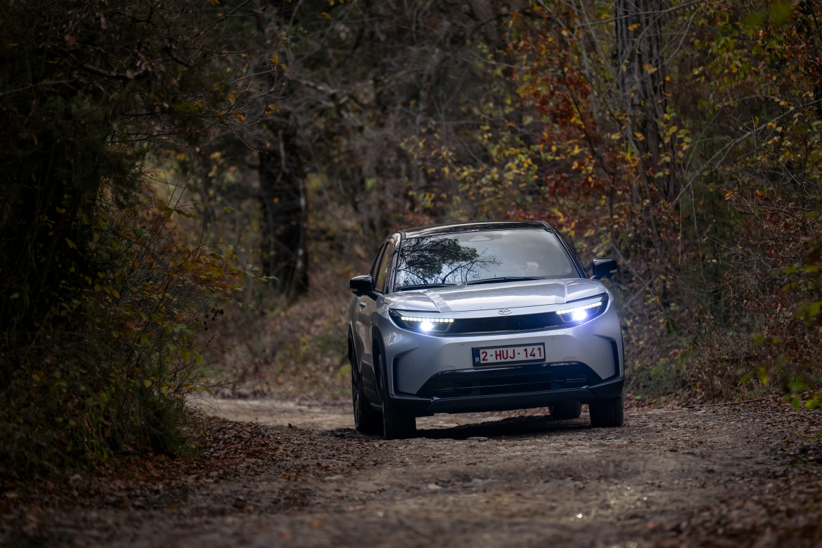 2026_toyotaurbancruiser_liquidsilverawd_dynamic_018