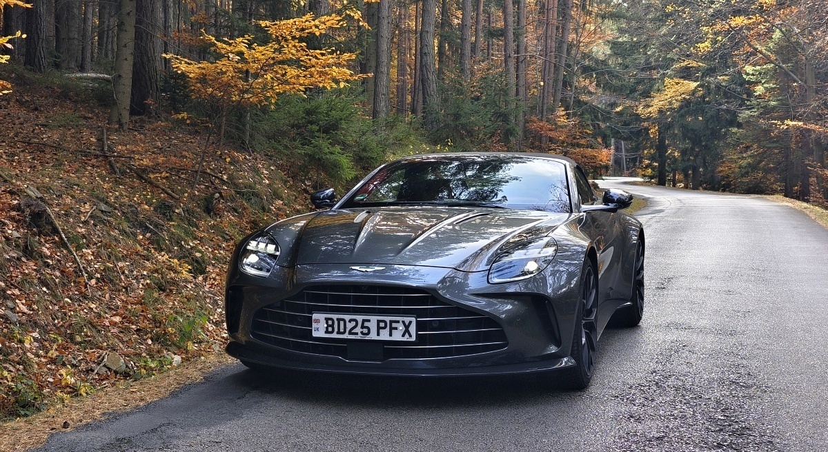 aston-martin-vantage-roadster-2026-10
