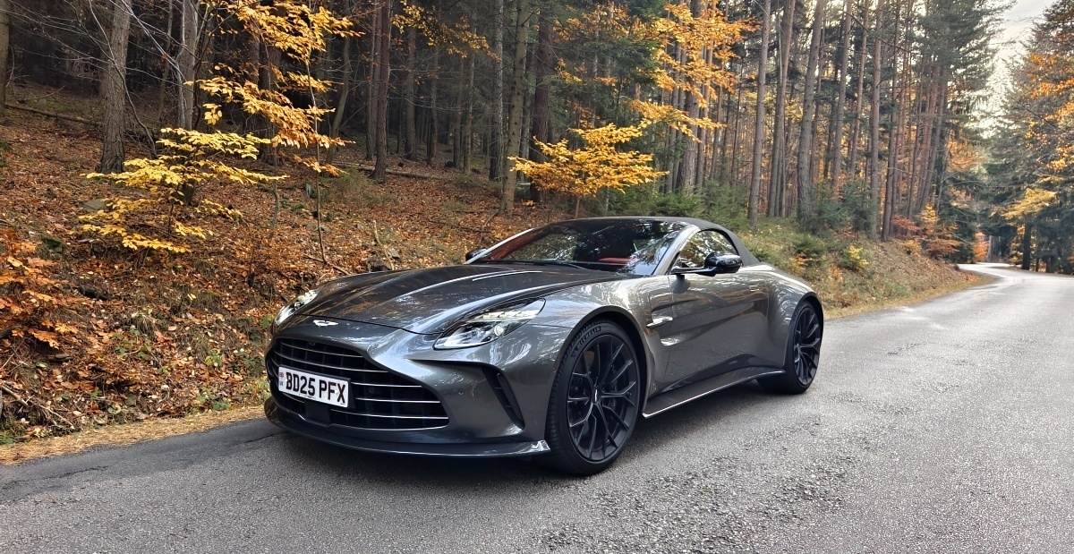aston-martin-vantage-roadster-2026-14