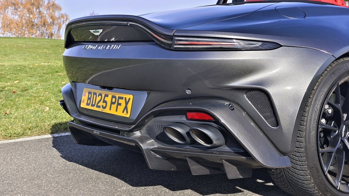 aston-martin-vantage-roadster-2026-28