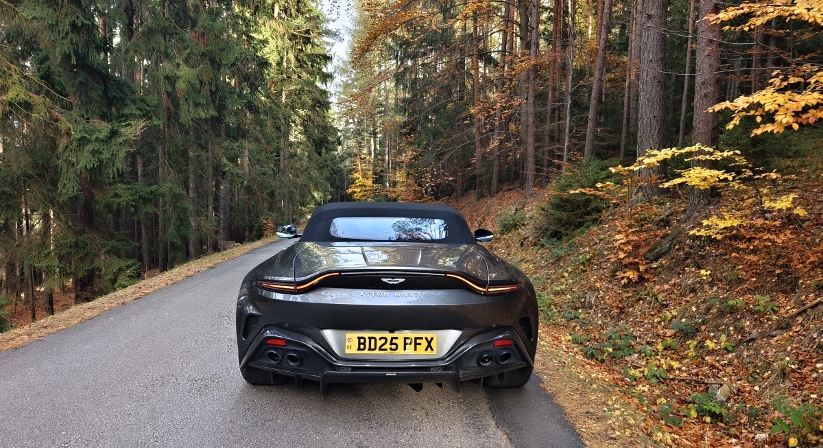 aston-martin-vantage-roadster-2026-43