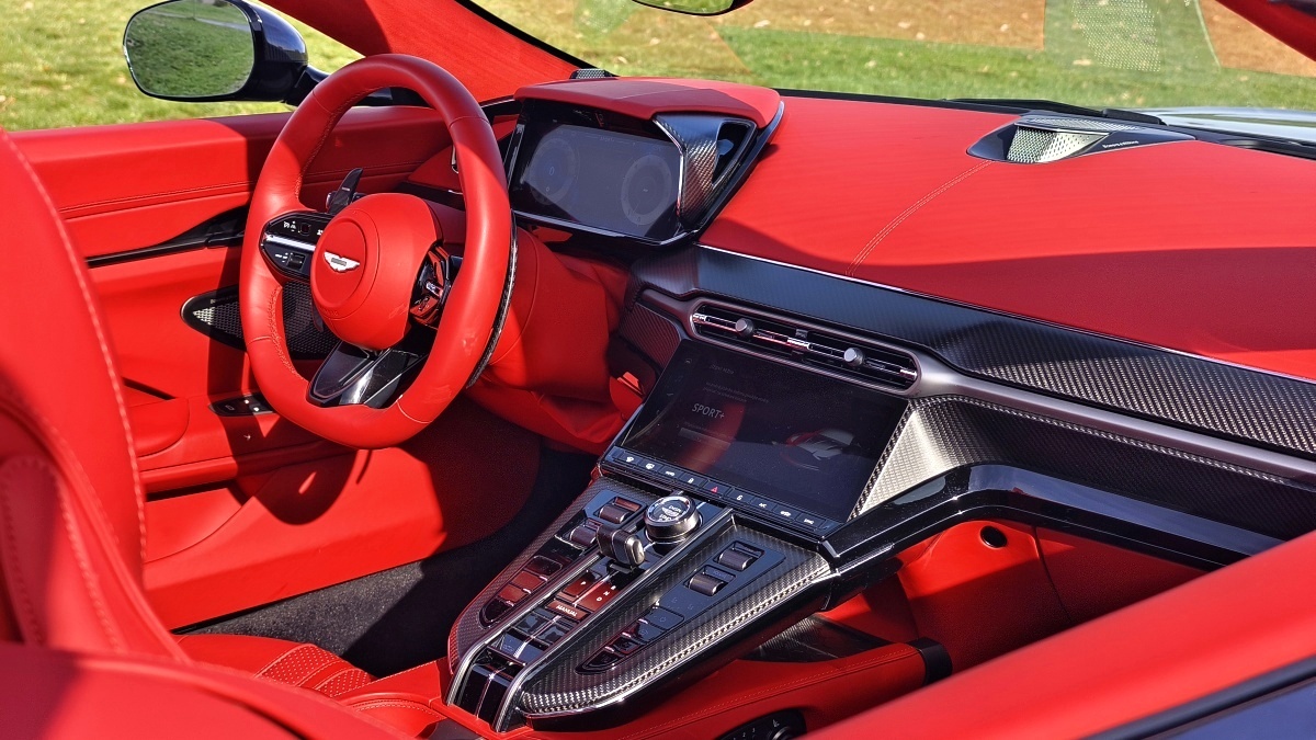 aston-martin-vantage-roadster-2026-54
