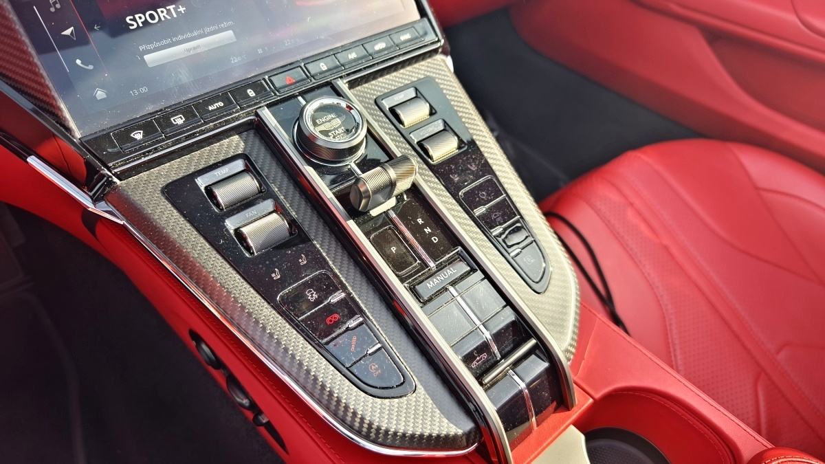 aston-martin-vantage-roadster-2026-57