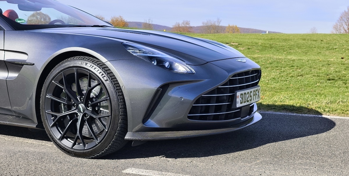 aston-martin-vantage-roadster-2026-7