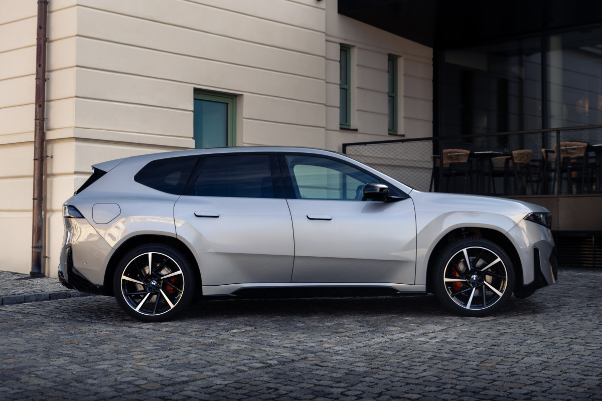 p90631775_highres_bmw-ix3-additional-p
